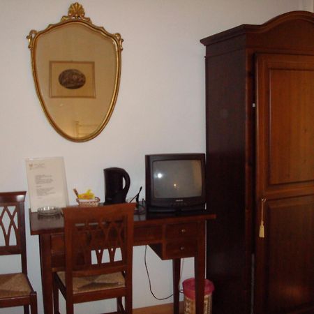 Albergo La Sfinge Chiusi Bagian luar foto