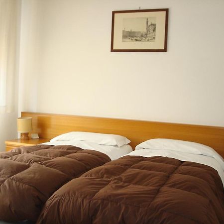 Albergo La Sfinge Chiusi Bagian luar foto