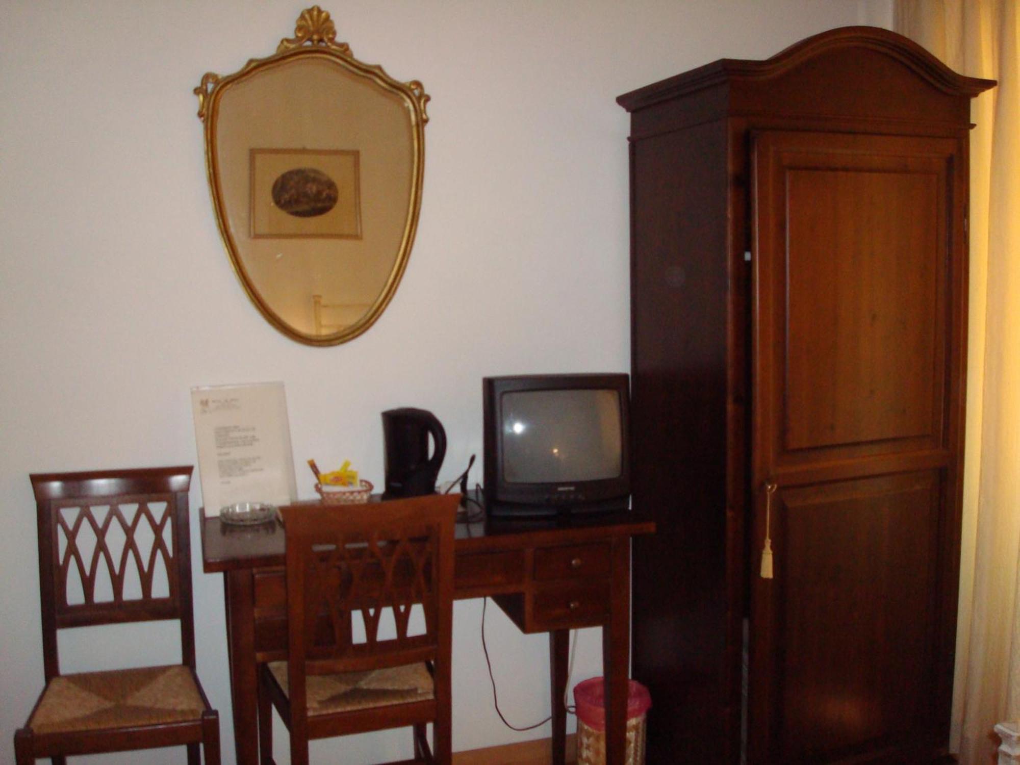 Albergo La Sfinge Chiusi Bagian luar foto
