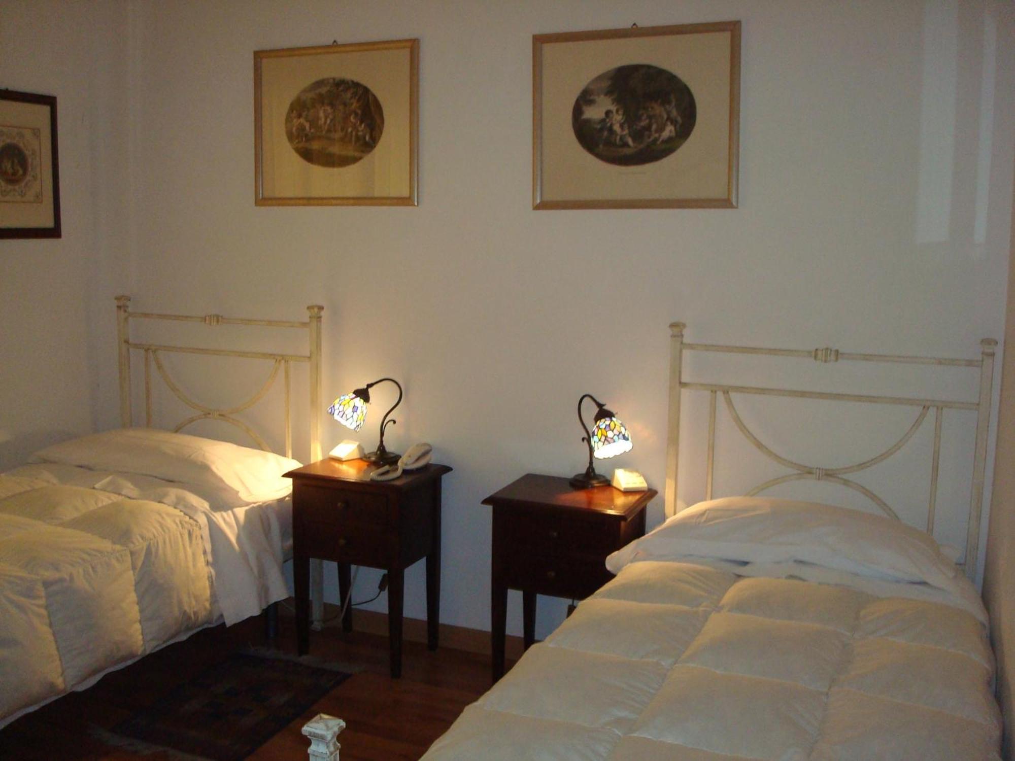 Albergo La Sfinge Chiusi Bagian luar foto