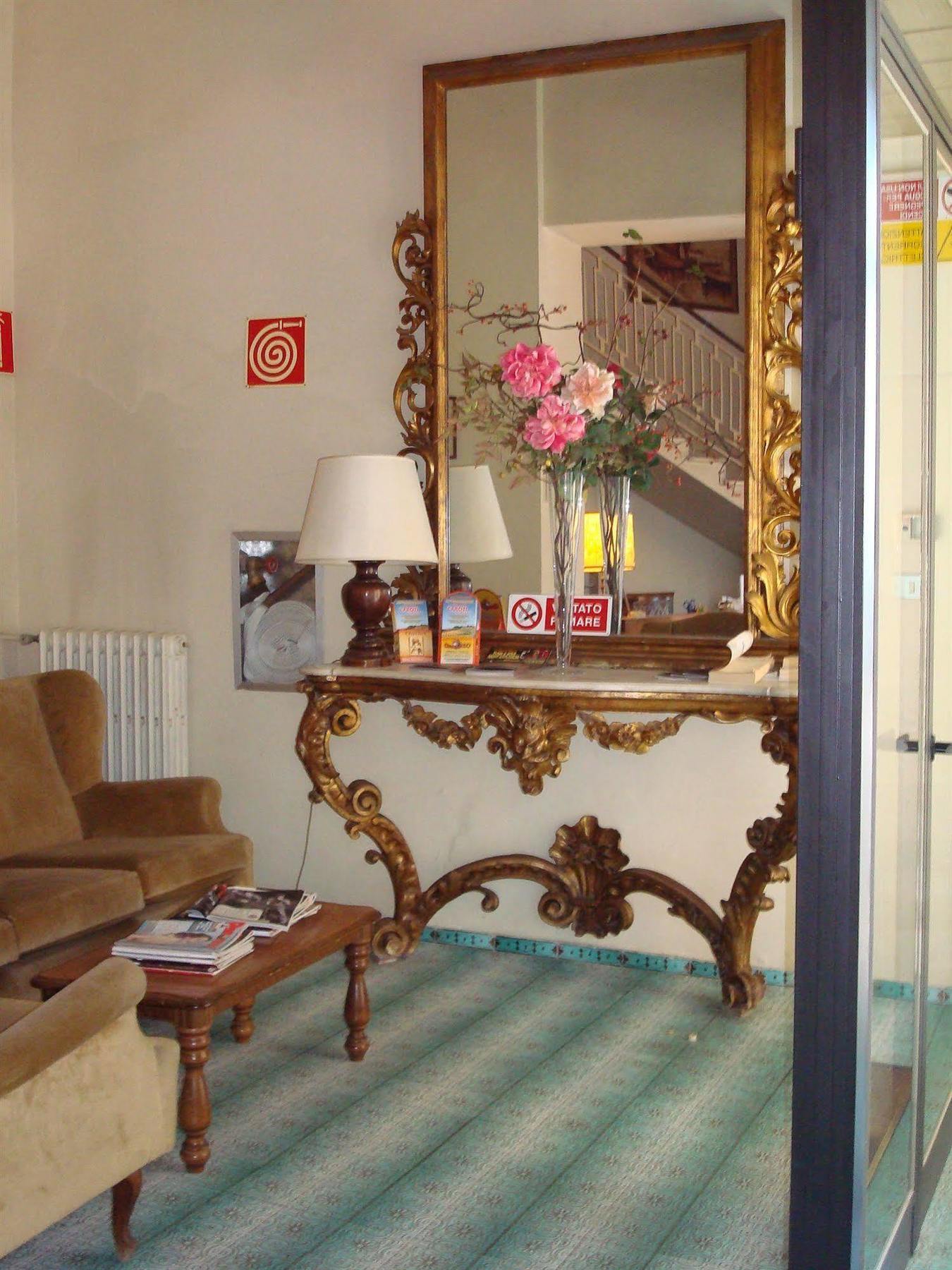Albergo La Sfinge Chiusi Bagian luar foto