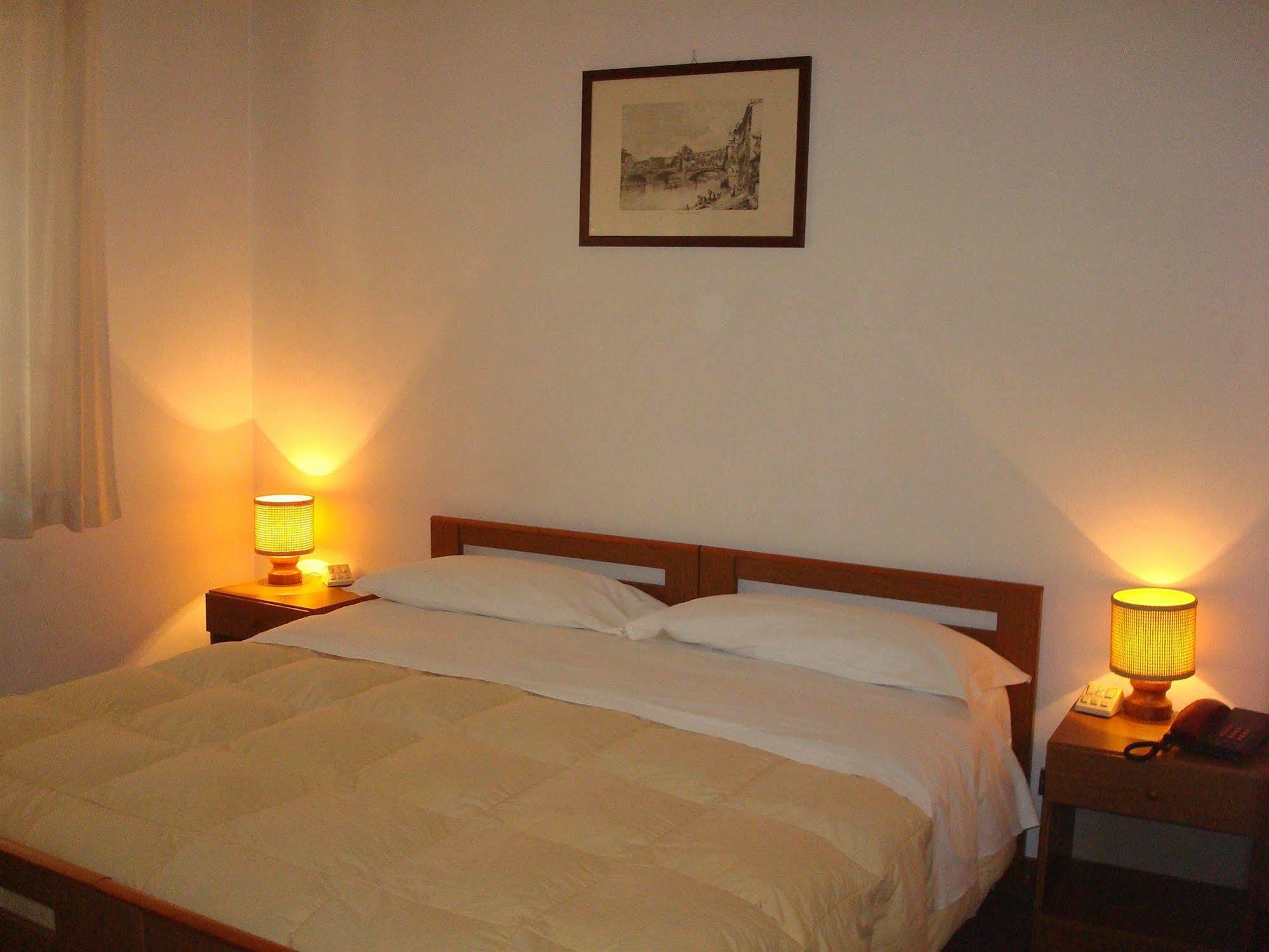 Albergo La Sfinge Chiusi Bagian luar foto